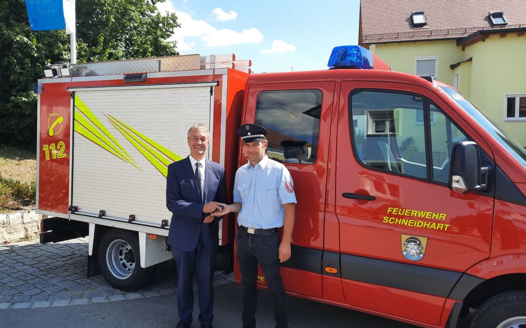 Das neue Tragkraftspritzenfahrzeug der Freiwilligen Feuerwehr Schneidhart wurde mit der Segnung offiziell in Dienst gestellt